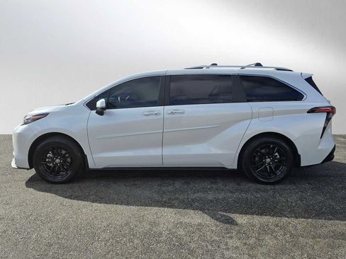 Used 2025 Toyota Sienna Platinum image 4