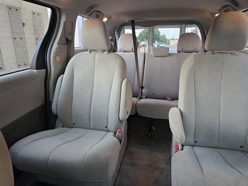 Used 2013 Toyota Sienna L image 6