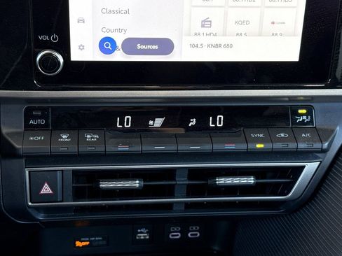 Used 2025 Toyota Camry SE FWD image 30