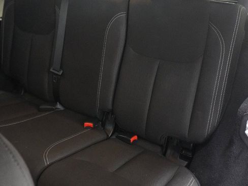 Used 2017 Jeep Wrangler Unlimited Sahara w/ Connectivity Group AWD/4WD image 5