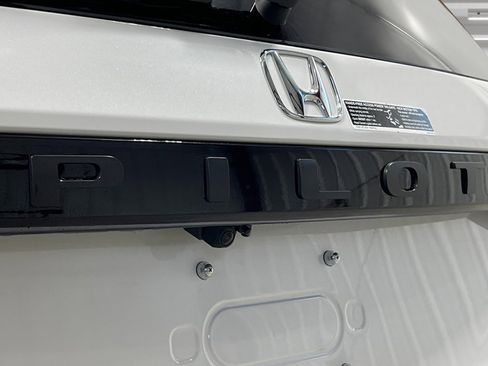 New 2025 Honda Pilot Touring image 9