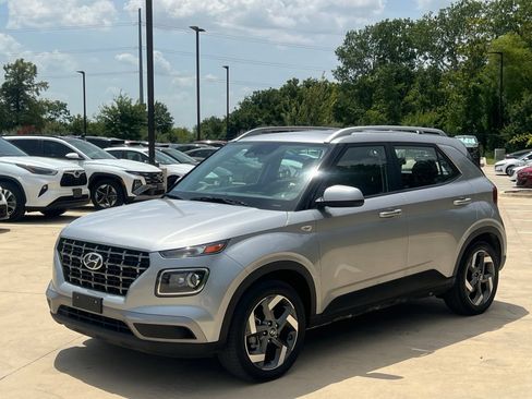 Used 2025 Hyundai Venue SEL FWD image 5