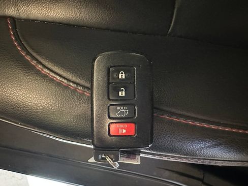 Used 2019 Toyota Highlander SE AWD/4WD image 16