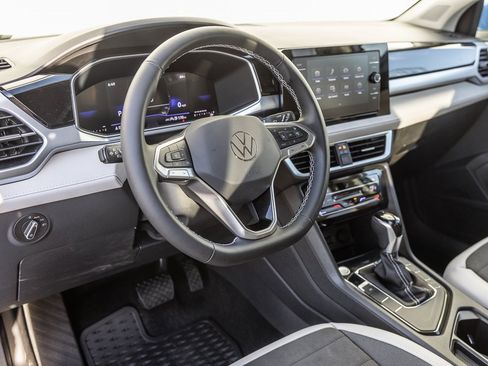 New 2026 Volkswagen Taos SE image 7