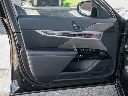 Used 2023 BMW 740i image 8