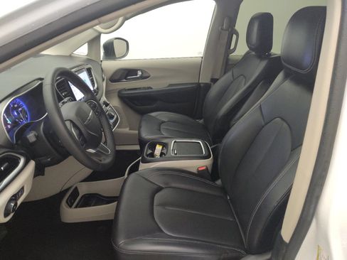 Used 2023 Chrysler Pacifica Touring-L FWD image 17