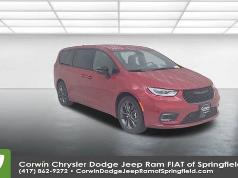 Certified 2026 Chrysler Pacifica Select image 3