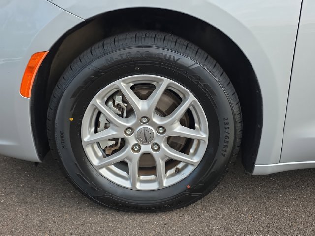 Used 2024 Chrysler Pacifica Touring-L FWD image 9