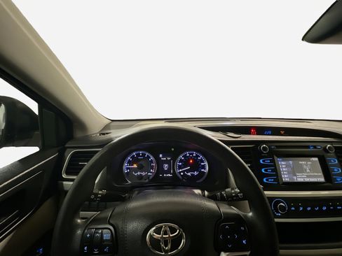 Used 2017 Toyota Highlander LE FWD image 7