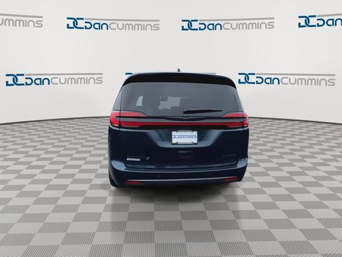 Used 2025 Chrysler Pacifica Limited FWD image 7