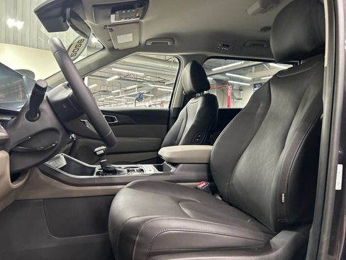 New 2026 Kia Carnival EX FWD image 10