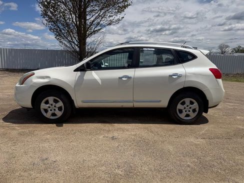 Used 2014 Nissan Rogue S w/ Convenience Package AWD/4WD image 2