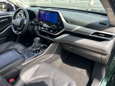 Certified 2025 Toyota Highlander Platinum AWD/4WD image 34