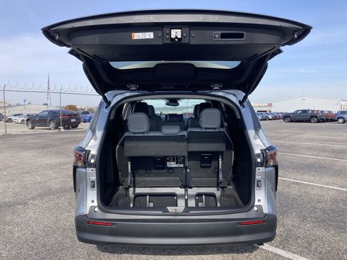 Certified 2025 Toyota Sienna XLE image 21
