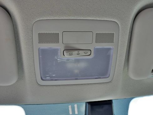 Used 2025 Hyundai Venue SE FWD image 28