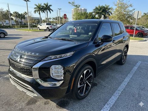 Used 2024 Mitsubishi Outlander SE image 1