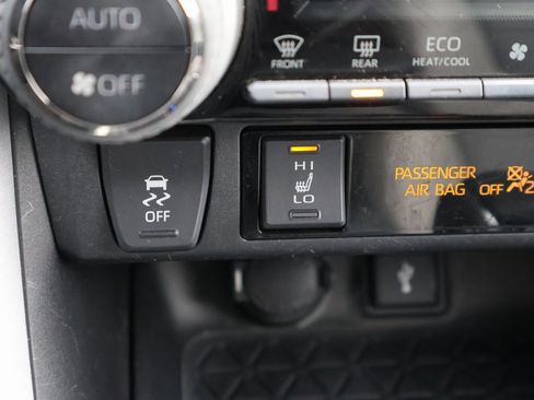 Used 2022 Toyota RAV4 XLE Premium image 23