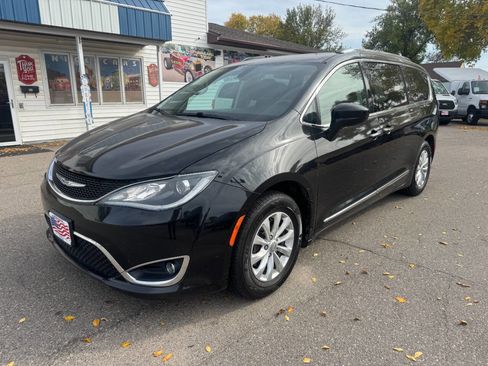 Used 2019 Chrysler Pacifica Touring-L image 2