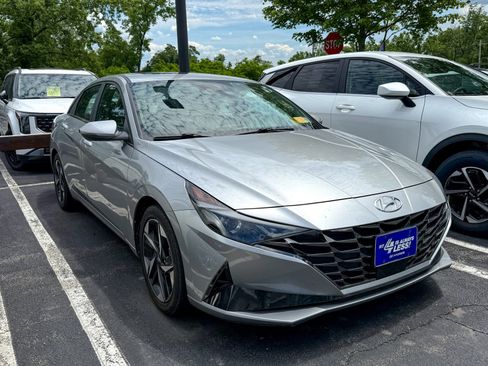 Used 2022 Hyundai Elantra SEL w/ Convenience + Premium Package FWD image 1