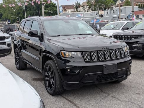 Used 2022 Jeep Grand Cherokee Laredo X AWD/4WD image 4