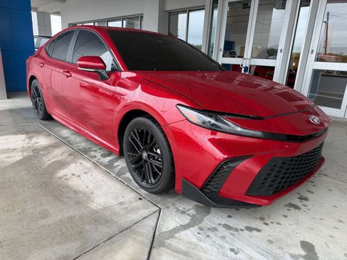 Used 2025 Toyota Camry SE FWD image 9