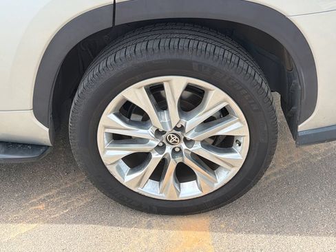 Used 2020 Toyota Highlander Limited FWD image 19