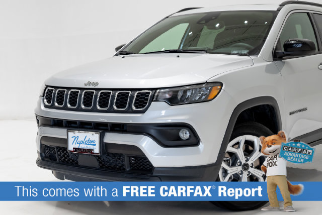 Used 2025 Jeep Compass Latitude w/ Sun & Sound Group AWD/4WD image 2