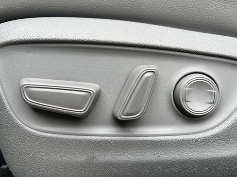 Used 2023 Toyota Highlander XLE image 23