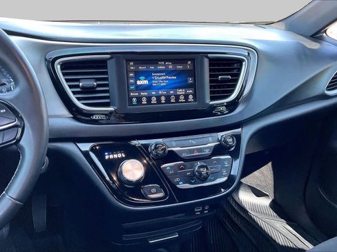 Used 2018 Chrysler Pacifica Touring Plus w/ S Appearance Package FWD image 7