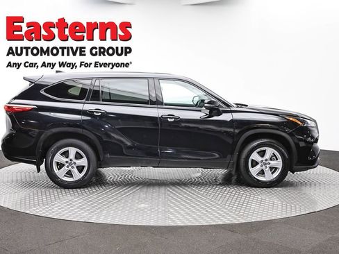 Used 2022 Toyota Highlander LE AWD/4WD image 4