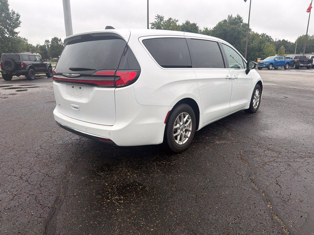 Used 2024 Chrysler Pacifica Touring-L FWD image 6
