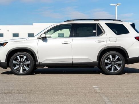 New 2025 Honda Pilot Touring image 4