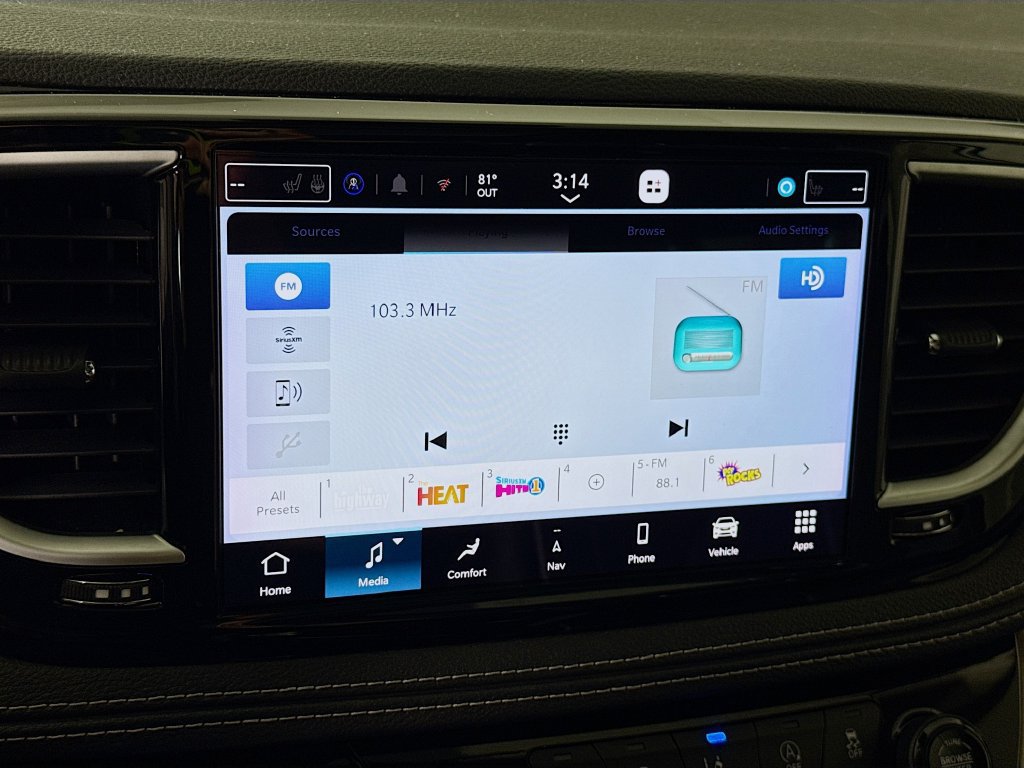 Used 2023 Chrysler Pacifica Limited AWD/4WD image 7