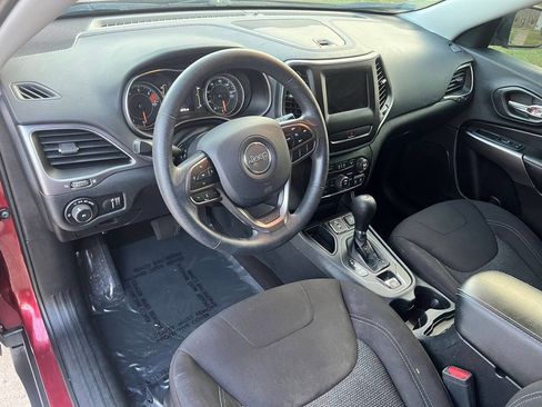 Used 2019 Jeep Cherokee Latitude w/ Popular Appearance Group image 7