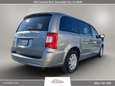 Used 2016 Chrysler Town & Country Touring image 6