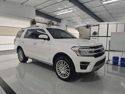 Used 2024 Ford Expedition Limited AWD/4WD image 2