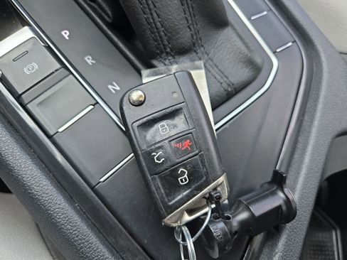 Used 2018 Volkswagen Tiguan SE image 33