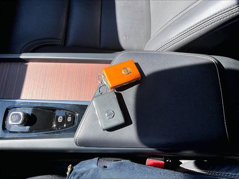 Used 2023 Volvo XC60 T8 Ultimate AWD/4WD image 13