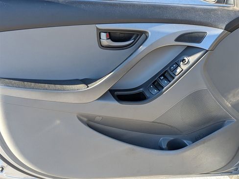 Used 2015 Hyundai Elantra SE image 12