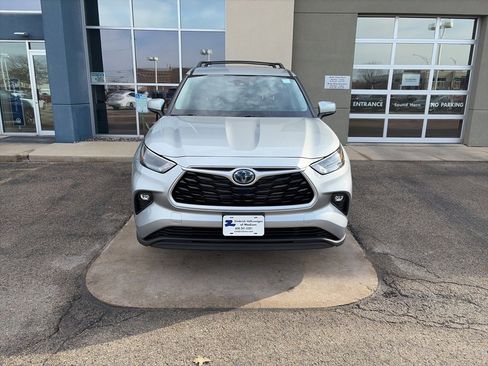 Used 2023 Toyota Highlander LE image 3