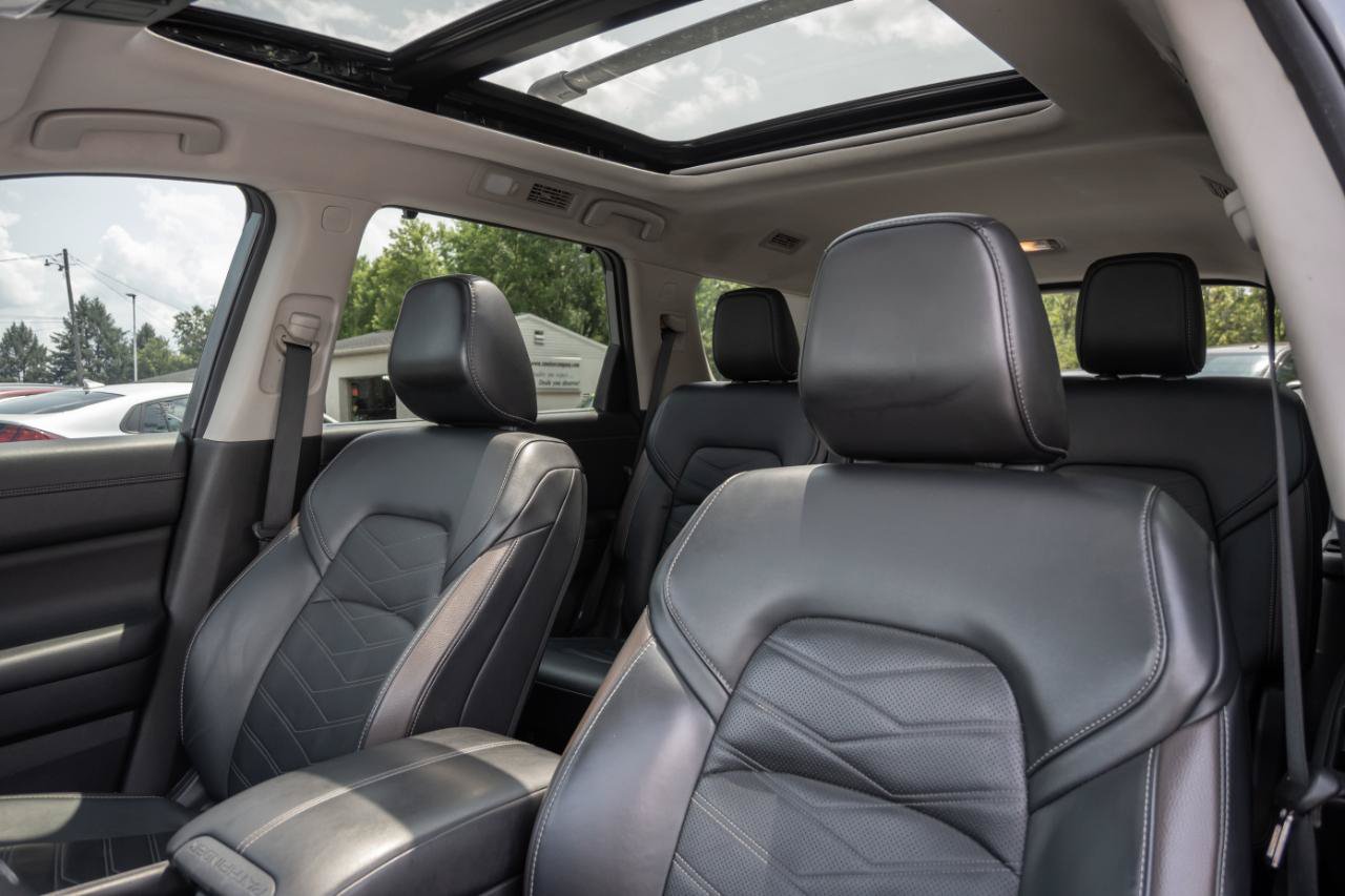 Used 2023 Nissan Pathfinder Platinum AWD/4WD image 2