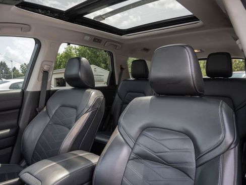 Used 2023 Nissan Pathfinder Platinum AWD/4WD image 2
