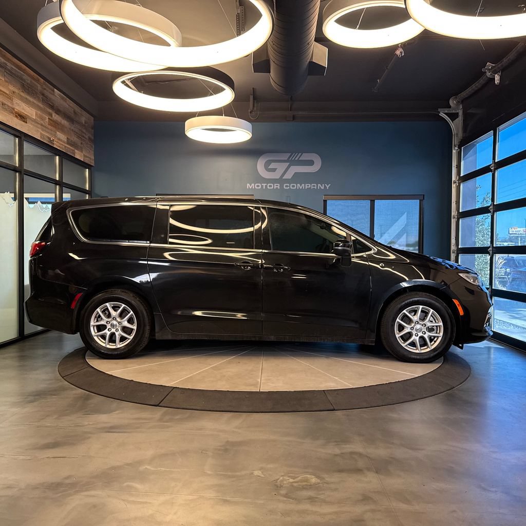 Used 2023 Chrysler Pacifica Touring-L FWD image 2