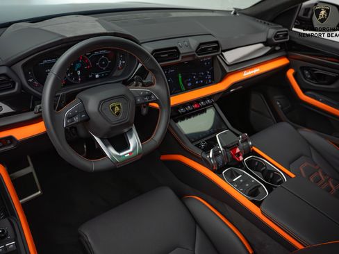 Used 2025 Lamborghini Urus SE image 18