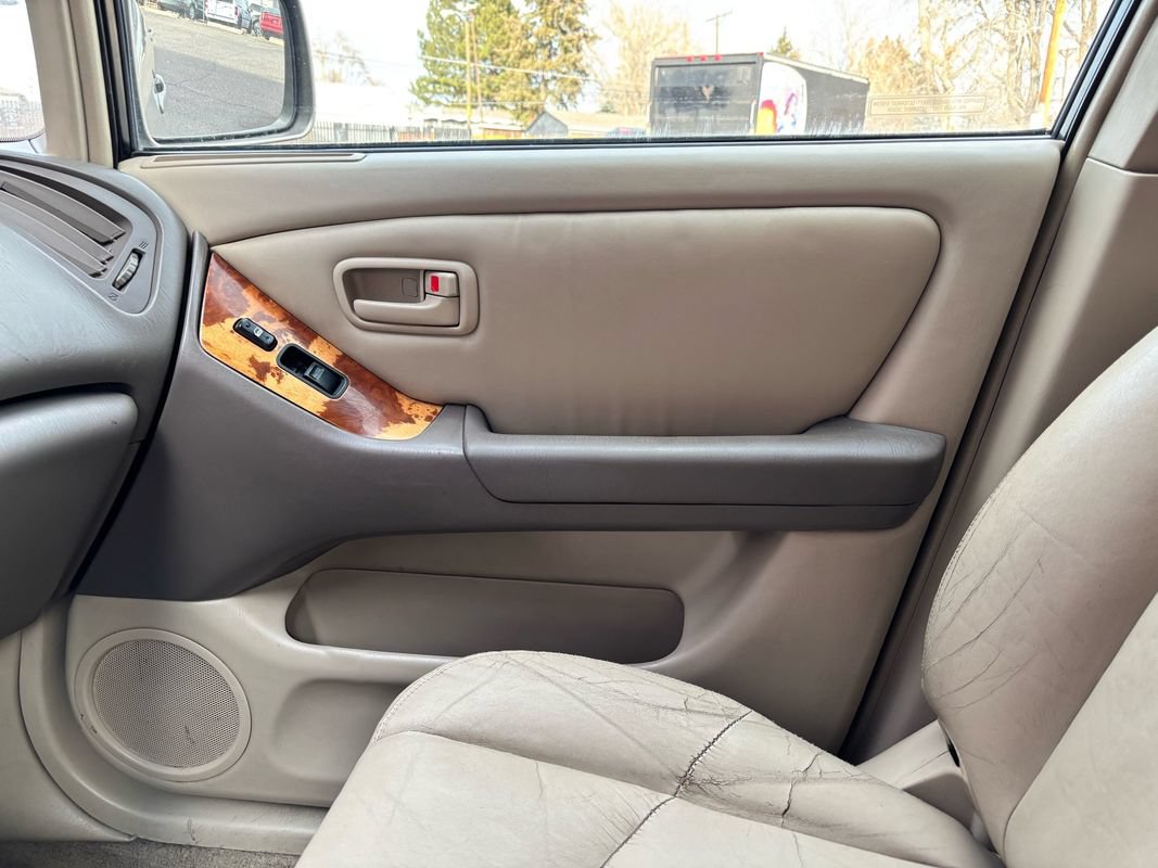 Used 2000 Lexus RX 300 w/ Limited Pkg FWD image 9