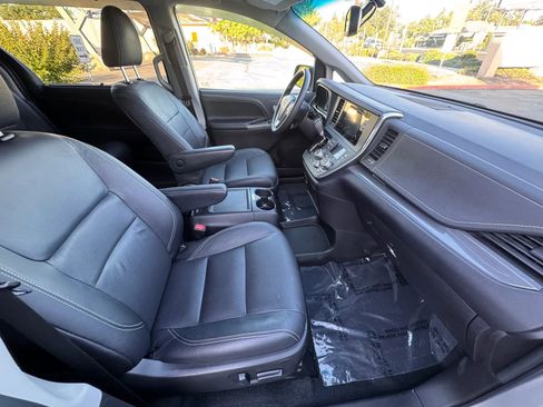 Used 2017 Toyota Sienna SE FWD image 13