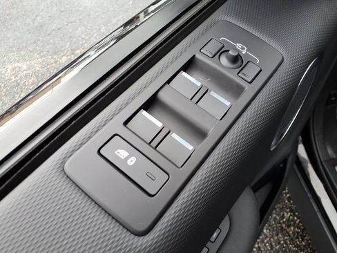 Certified 2024 Land Rover Discovery Dynamic SE image 29