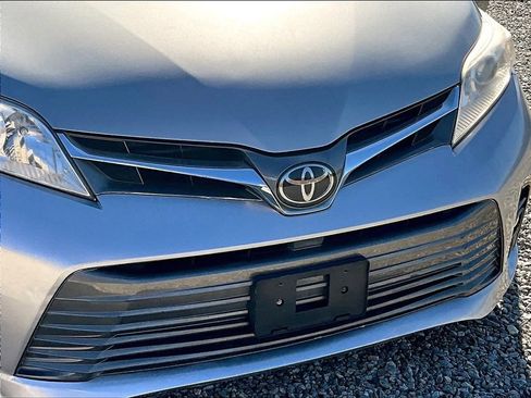 Used 2018 Toyota Sienna XLE w/ XLE Navigation Package image 27