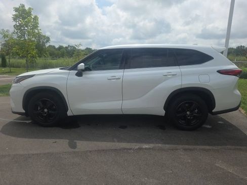 Used 2021 Toyota Highlander L FWD image 14
