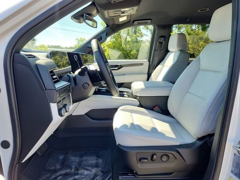 Certified 2025 Chevrolet Suburban Premier AWD/4WD image 17